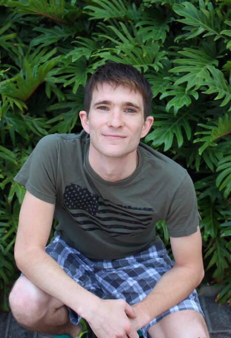 Der junge Connor C hat Spaß im Freien