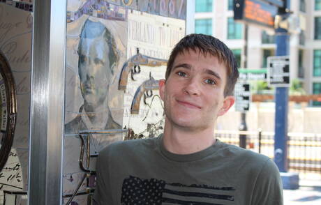 Der junge Connor C hat Spaß im Freien