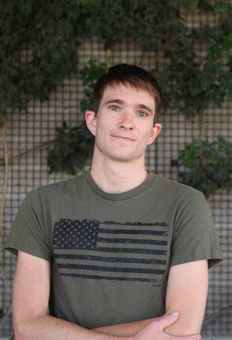 Der junge Connor C hat Spaß im Freien