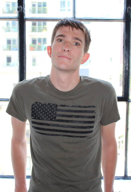 Der junge Connor C hat Spaß im Freien