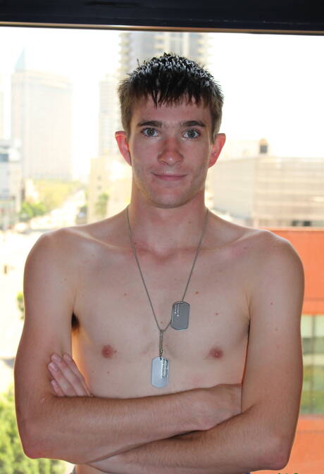 Der junge Connor C hat Spaß im Freien