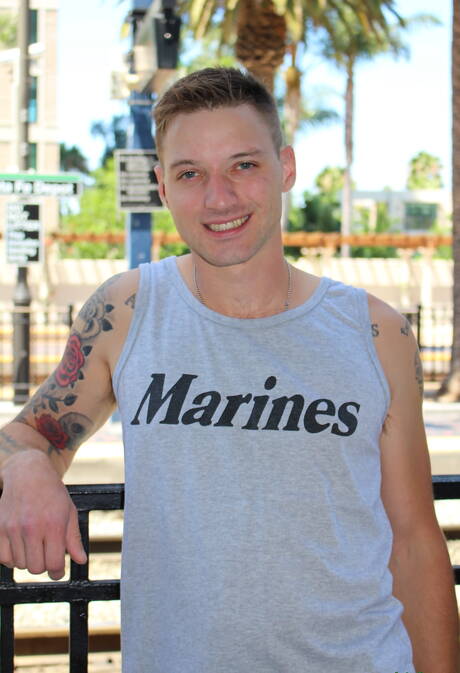 Młody Jaxon D prezentuje idealne ciało na zewnątrz