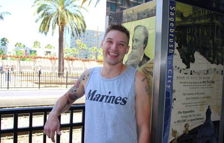 Młody Jaxon D prezentuje idealne ciało na zewnątrz