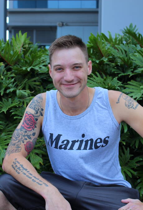 Młody Jaxon D prezentuje idealne ciało na zewnątrz