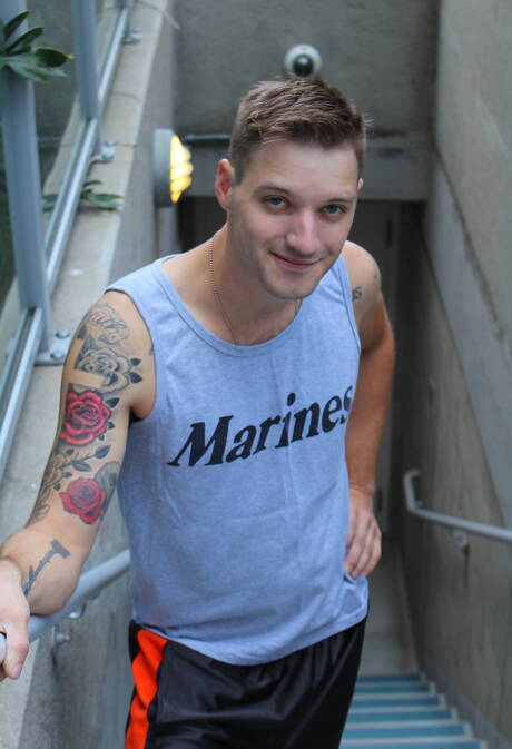 Młody Jaxon D prezentuje idealne ciało na zewnątrz