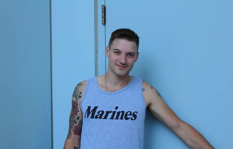 Młody Jaxon D prezentuje idealne ciało na zewnątrz