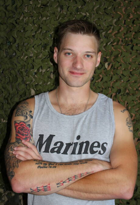 Młody Jaxon D prezentuje idealne ciało na zewnątrz