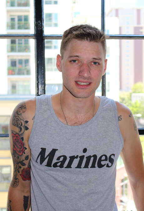 Młody Jaxon D prezentuje idealne ciało na zewnątrz