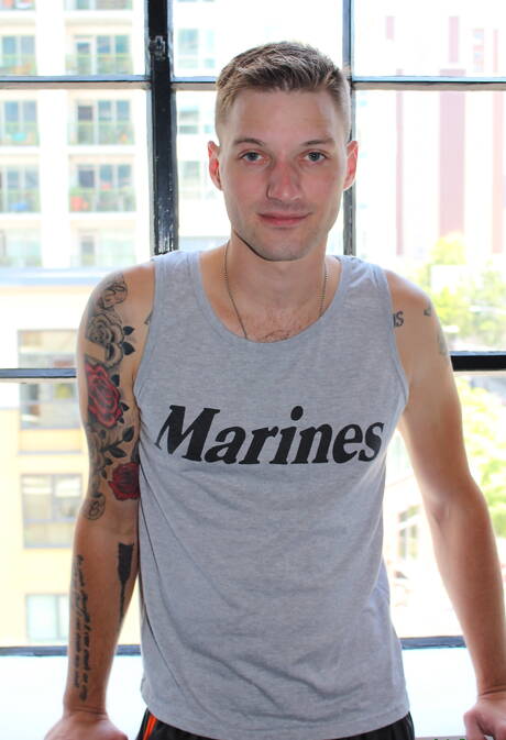 Młody Jaxon D prezentuje idealne ciało na zewnątrz