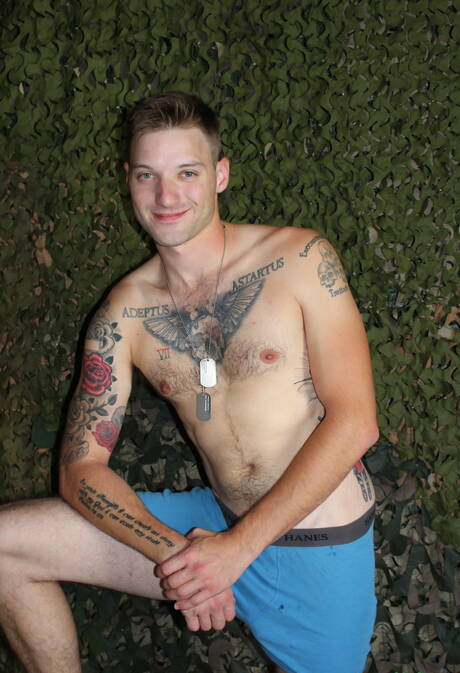 Młody Jaxon D prezentuje idealne ciało na zewnątrz