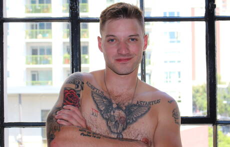 Młody Jaxon D prezentuje idealne ciało na zewnątrz