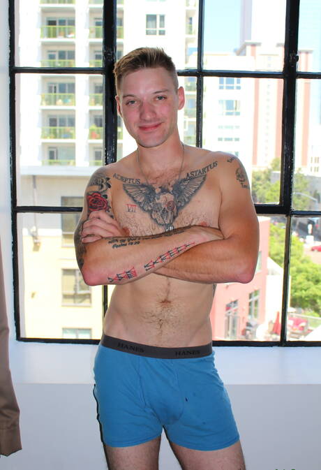 Młody Jaxon D prezentuje idealne ciało na zewnątrz