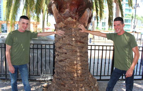 Superhengst Alex Michaels lutscht draußen den Schwanz