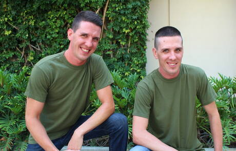 Superhengst Alex Michaels lutscht draußen den Schwanz