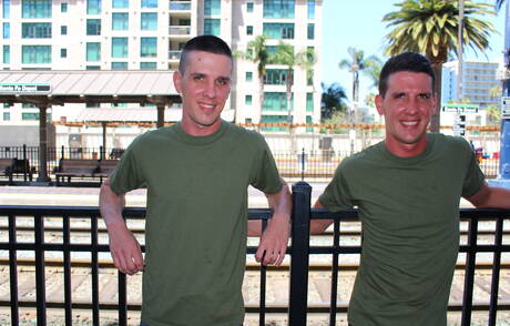 Superhengst Alex Michaels lutscht draußen den Schwanz