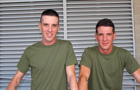 Superhengst Alex Michaels lutscht draußen den Schwanz