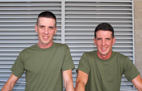 Superhengst Alex Michaels lutscht draußen den Schwanz