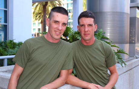 Superhengst Alex Michaels lutscht draußen den Schwanz