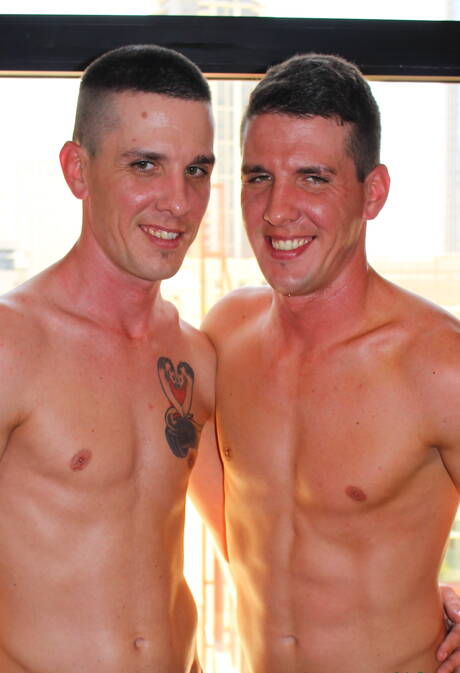 Active Duty: Superstud Alex Michaels zuigt de pik buiten