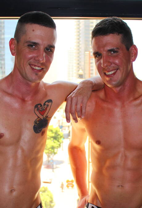 Superhengst Alex Michaels lutscht draußen den Schwanz