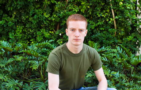 Knappe jongen Rex Dixon trekt zijn lul buiten af