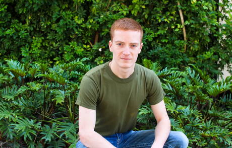 Der hübsche Rex Dixon wichst draußen seinen Schwanz