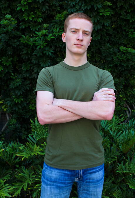 Knappe jongen Rex Dixon trekt zijn lul buiten af