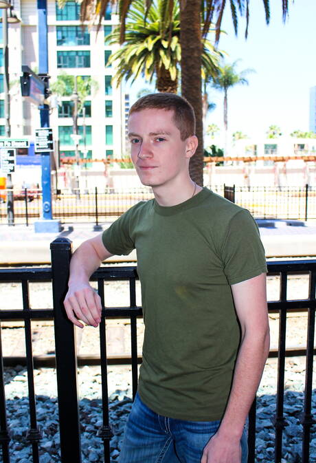 Knappe jongen Rex Dixon trekt zijn lul buiten af