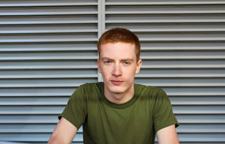 Knappe jongen Rex Dixon trekt zijn lul buiten af