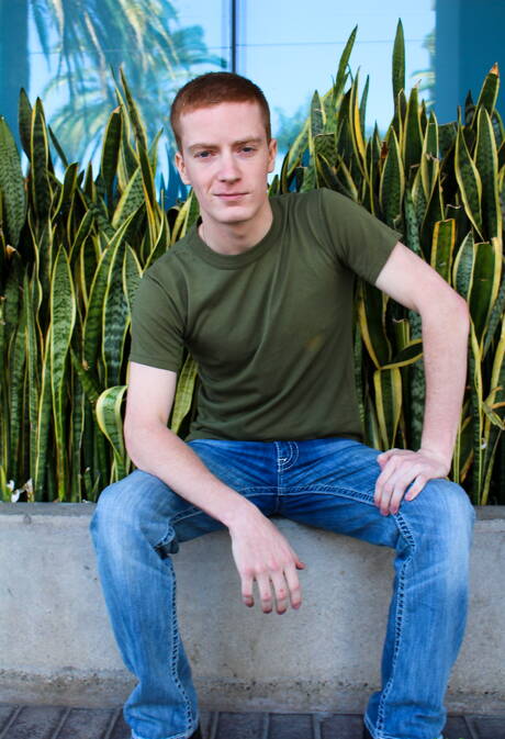 Knappe jongen Rex Dixon trekt zijn lul buiten af