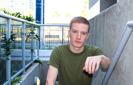 Knappe jongen Rex Dixon trekt zijn lul buiten af