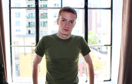 Knappe jongen Rex Dixon trekt zijn lul buiten af