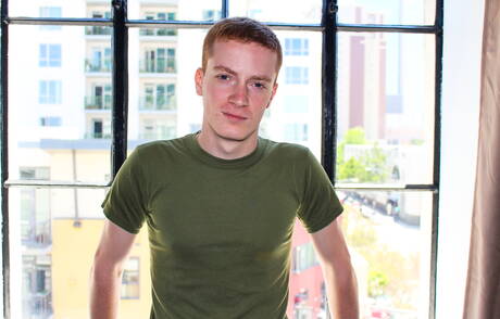 Knappe jongen Rex Dixon trekt zijn lul buiten af