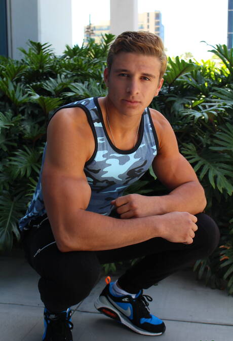 Active Duty: Nice Luis Parker wanking outdoor