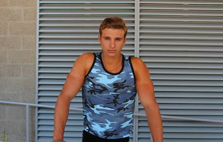 Der nette Luis Parker wichst im Freien