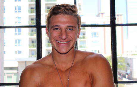 Der nette Luis Parker wichst im Freien