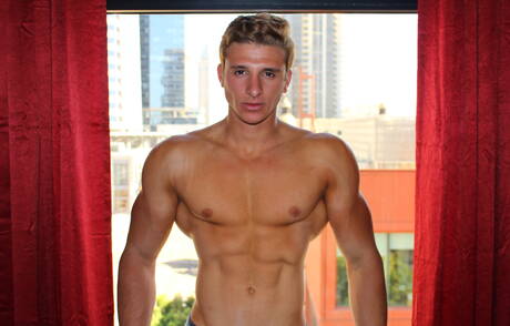 Der nette Luis Parker wichst im Freien