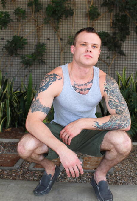 Hunk Cody Smith wordt naakt en laat zijn mooie kont zien in de buitenlucht