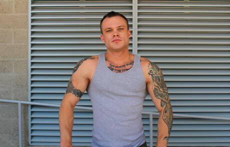 Active Duty: Der attraktive Cody Smith zieht sich aus und zeigt seinen schönen Hintern im Freien