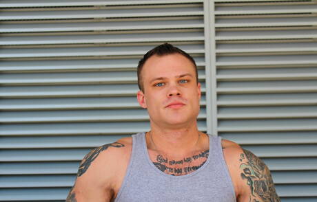 Hunk Cody Smith wordt naakt en laat zijn mooie kont zien in de buitenlucht