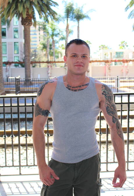 Hunk Cody Smith wordt naakt en laat zijn mooie kont zien in de buitenlucht