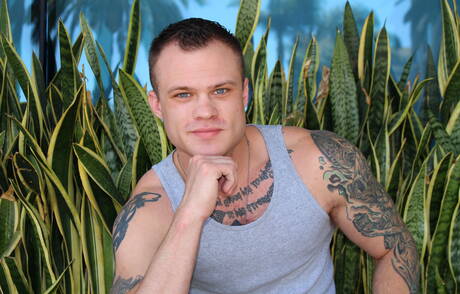 Hunk Cody Smith wordt naakt en laat zijn mooie kont zien in de buitenlucht