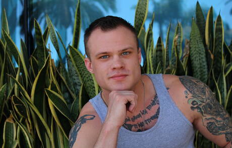 Hunk Cody Smith wordt naakt en laat zijn mooie kont zien in de buitenlucht