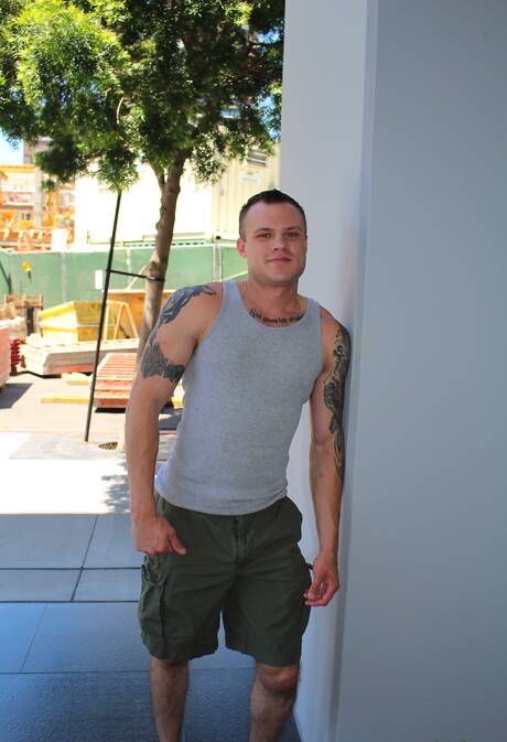 Hunk Cody Smith wordt naakt en laat zijn mooie kont zien in de buitenlucht