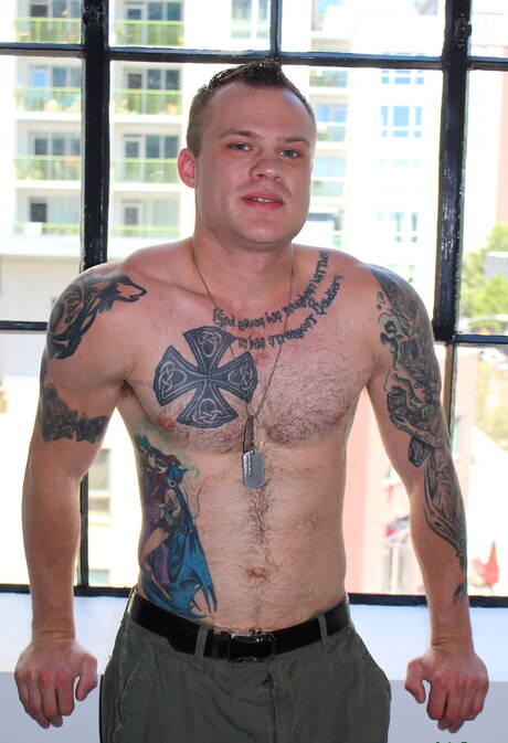 Hunk Cody Smith wordt naakt en laat zijn mooie kont zien in de buitenlucht