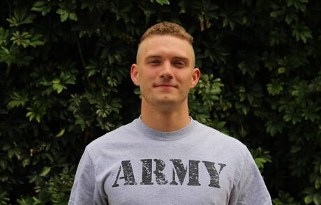 Il giovane Rick Sanchez si spoglia e mostra il suo culo stretto all