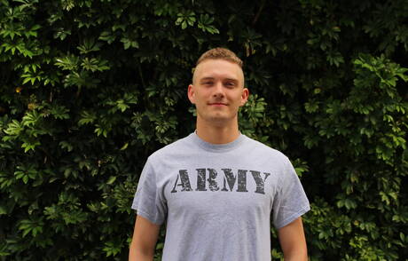 Il giovane Rick Sanchez si spoglia e mostra il suo culo stretto all