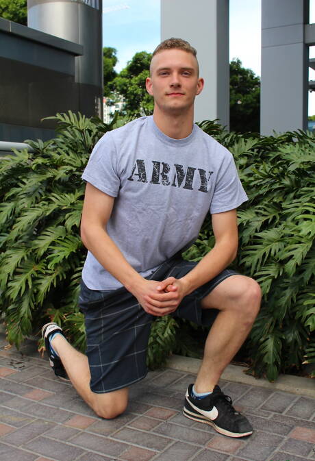 Il giovane Rick Sanchez si spoglia e mostra il suo culo stretto all