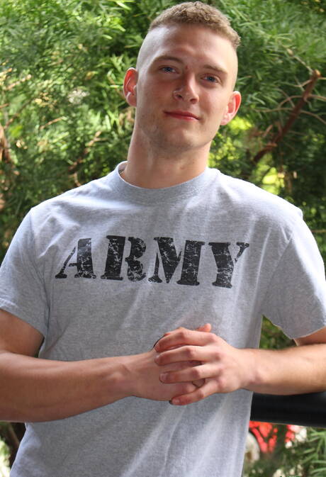 Il giovane Rick Sanchez si spoglia e mostra il suo culo stretto all