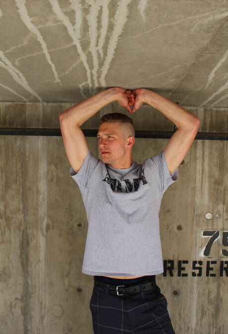 Il giovane Rick Sanchez si spoglia e mostra il suo culo stretto all